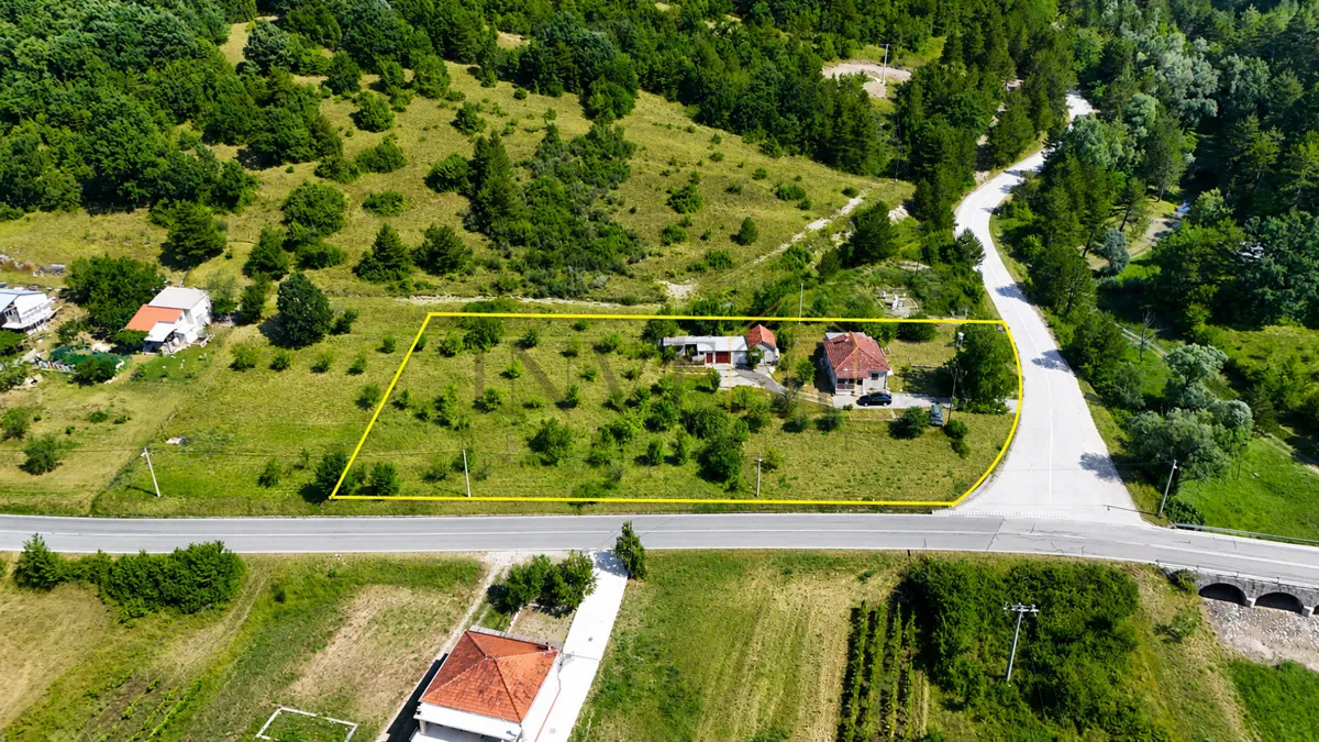 DONJI MUĆ–OBITELJSKA KUĆA S GARAŽOM I 4.500 M² GRAĐEVINSKOG ZEMLJIŠTA