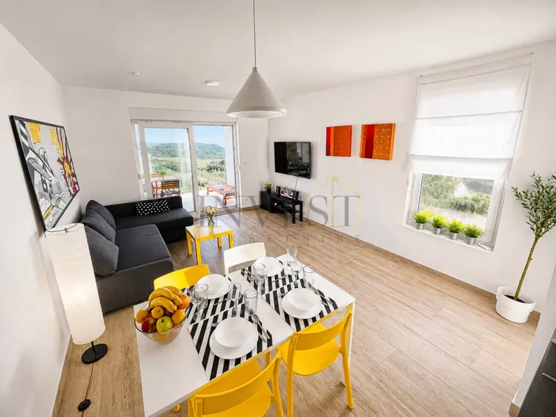 PRIMOŠTEN-APARTMAN S PANORAMSKIM POGLEDOM NA MORE, BAZENOM I PARKINGOM