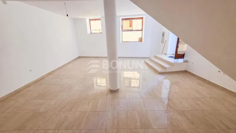 Poslovni prostor Grad, Šibenik, 70m2