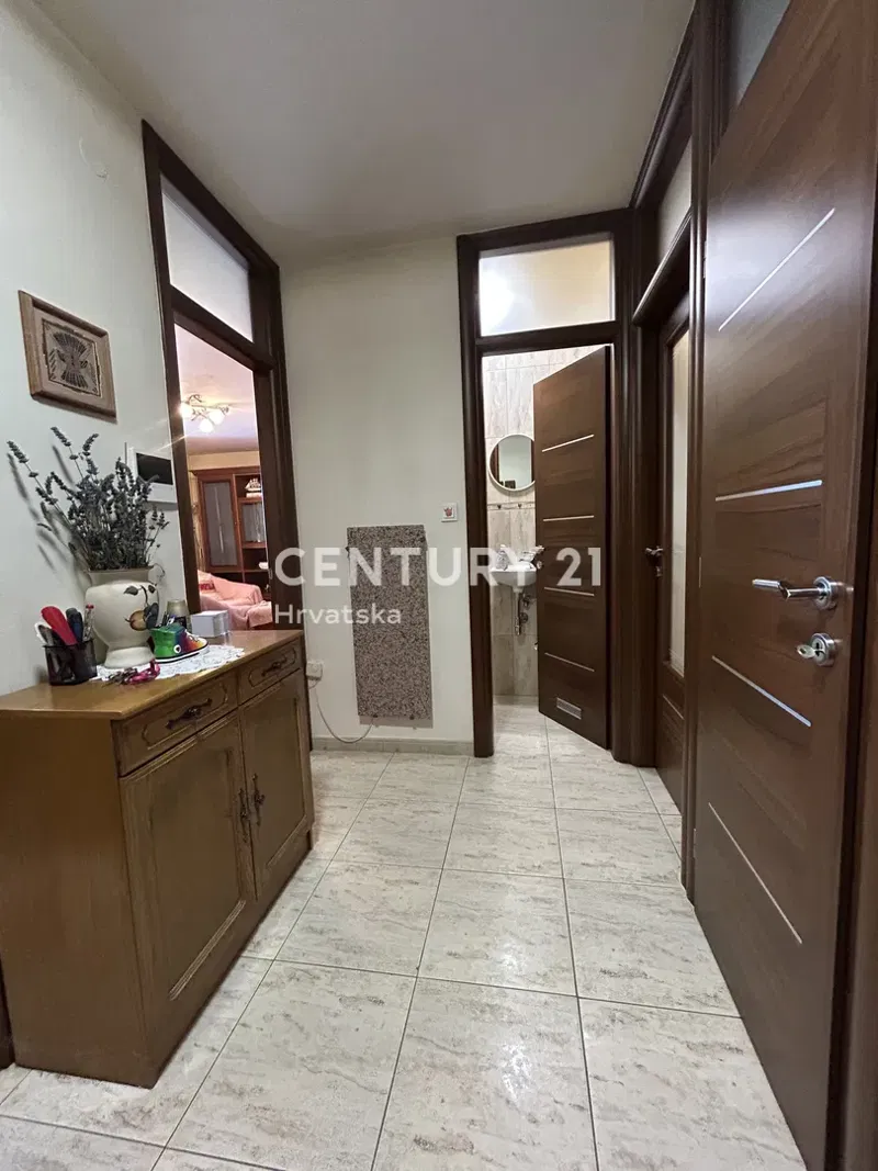 ROVINJ, CENTER, EXCELLENT TWO-BEDROOM APARTMENT IN A PRIME LOCATION – 2
