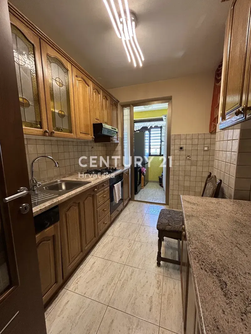 ROVINJ, CENTER, EXCELLENT TWO-BEDROOM APARTMENT IN A PRIME LOCATION – 3
