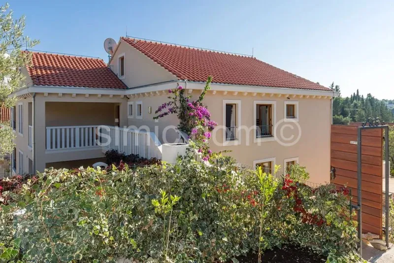 Dvoetažni apartman tik do mora, Brač
