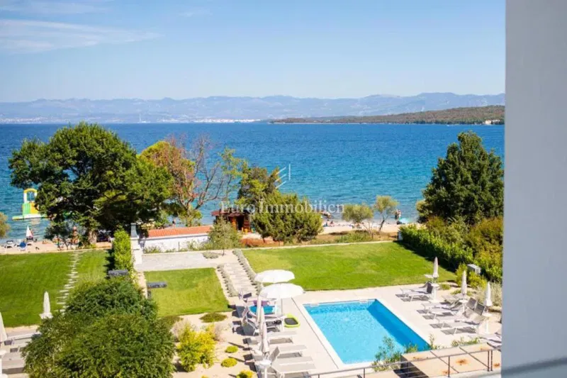 Malinska – Apartment with a pool, first row to the beach – 2