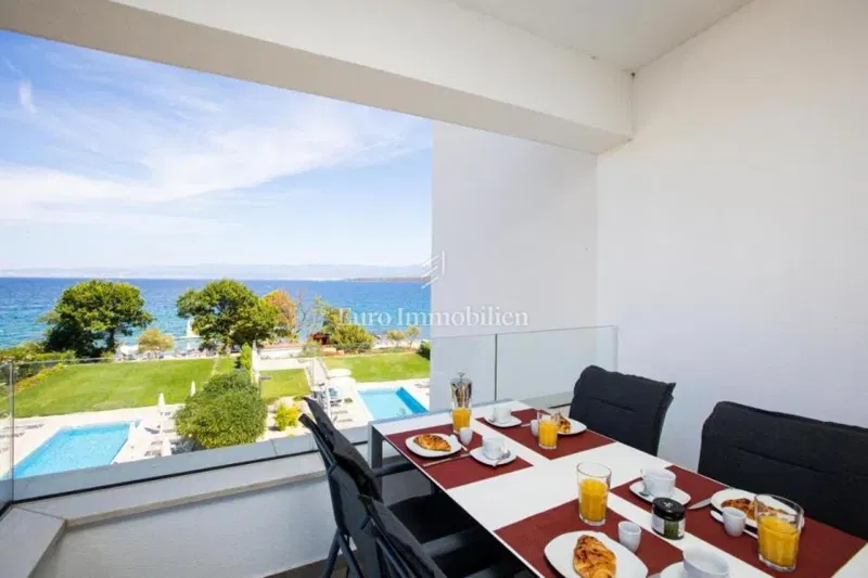 Malinska – Apartment with a pool, first row to the beach – 3
