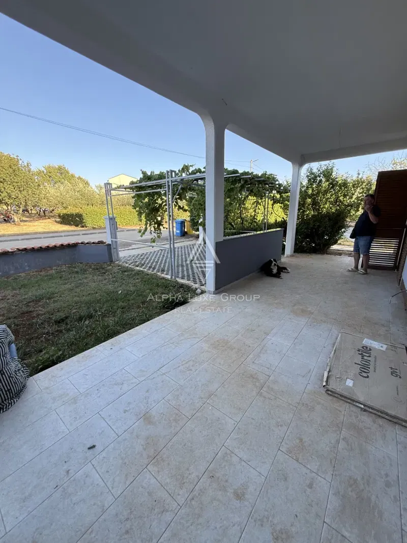 LEHETŐSÉG! Isztria, Poreč: Földszinti lakás kerttel – 3