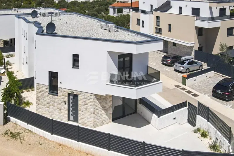 Moderna, luksuzna družinska hiša v bližini morja na Murterju