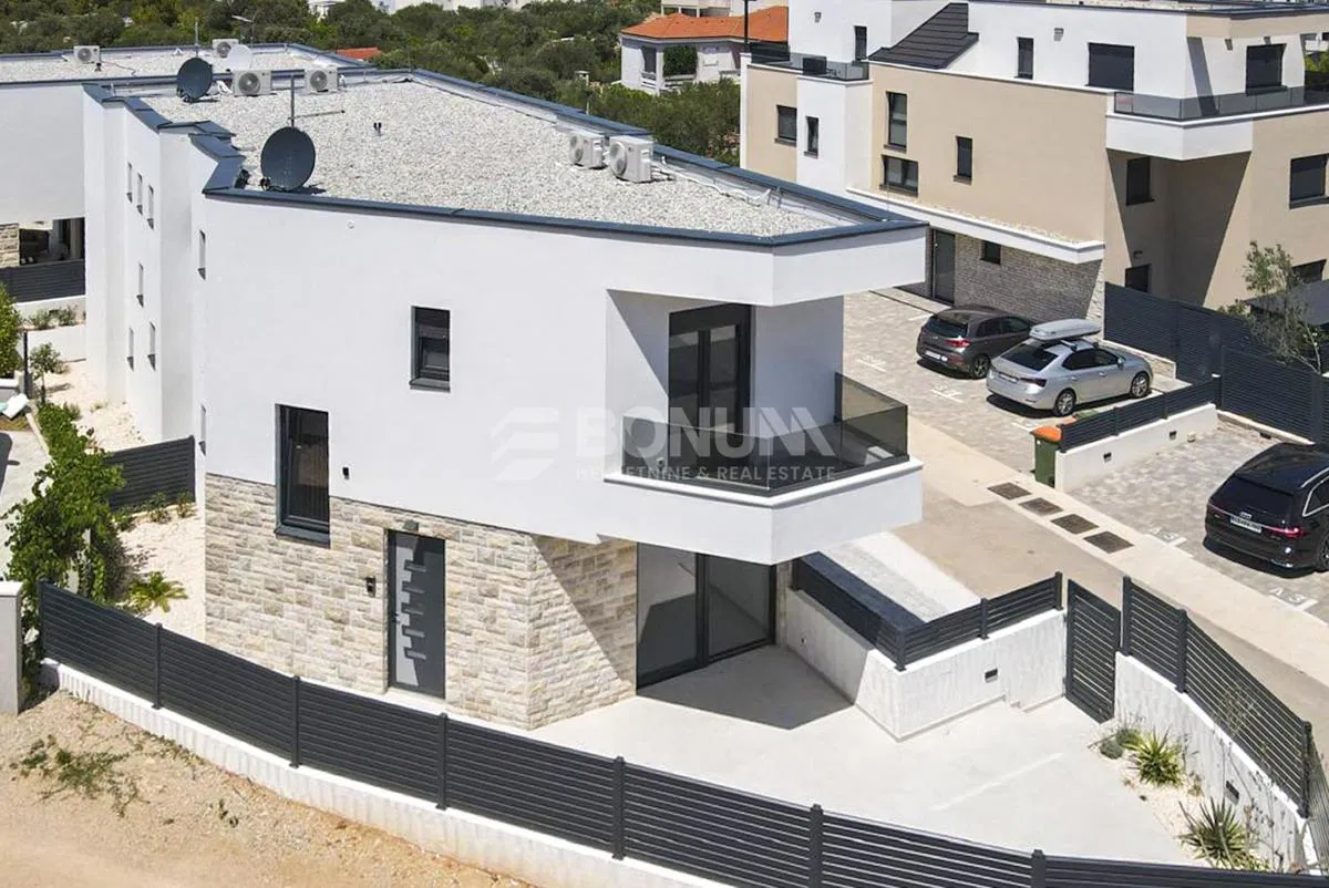 Moderný, luxusný rodinný dom v blízkosti mora na Murteri