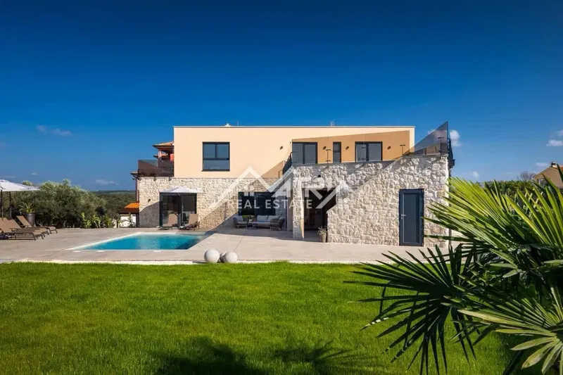 Poreč Umgebung, moderne Villa mit beheiztem Pool und Sommerküche