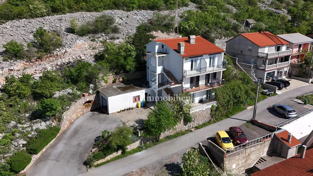 EKSKLUZIVNO! Kuća s 3 apartmana i pogledom na more