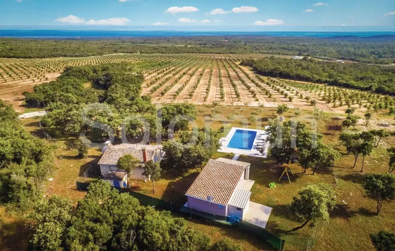 BALE- Dvije kamene kuće s bazenom i panoramskim pogledom na more!
