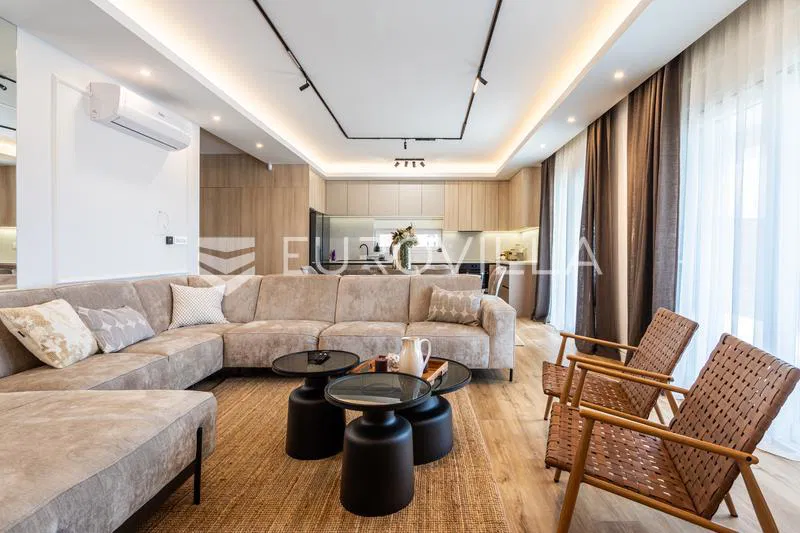 Trogir, Plano, fantastična vila za dugoročan najam