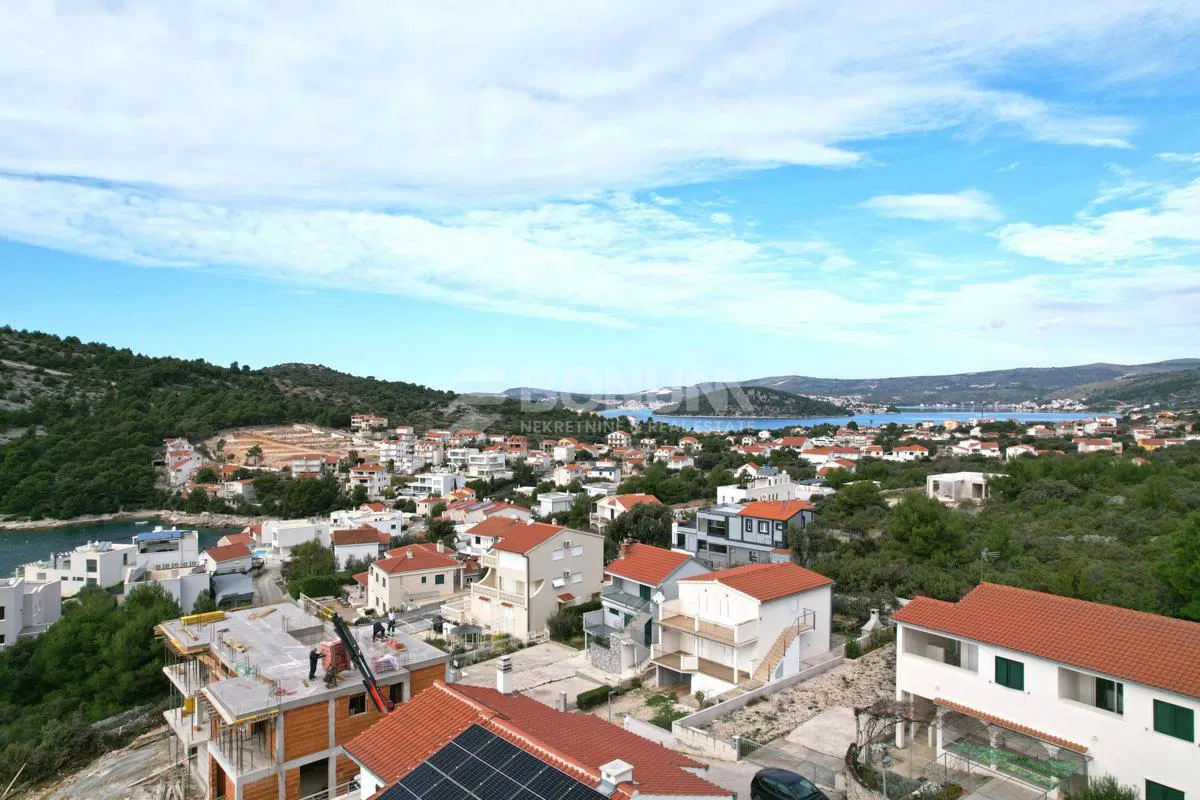 Rogoznica, Stivašnica - Penthouse s veľkou loggiou a výhľadom na more, 250 m od mora