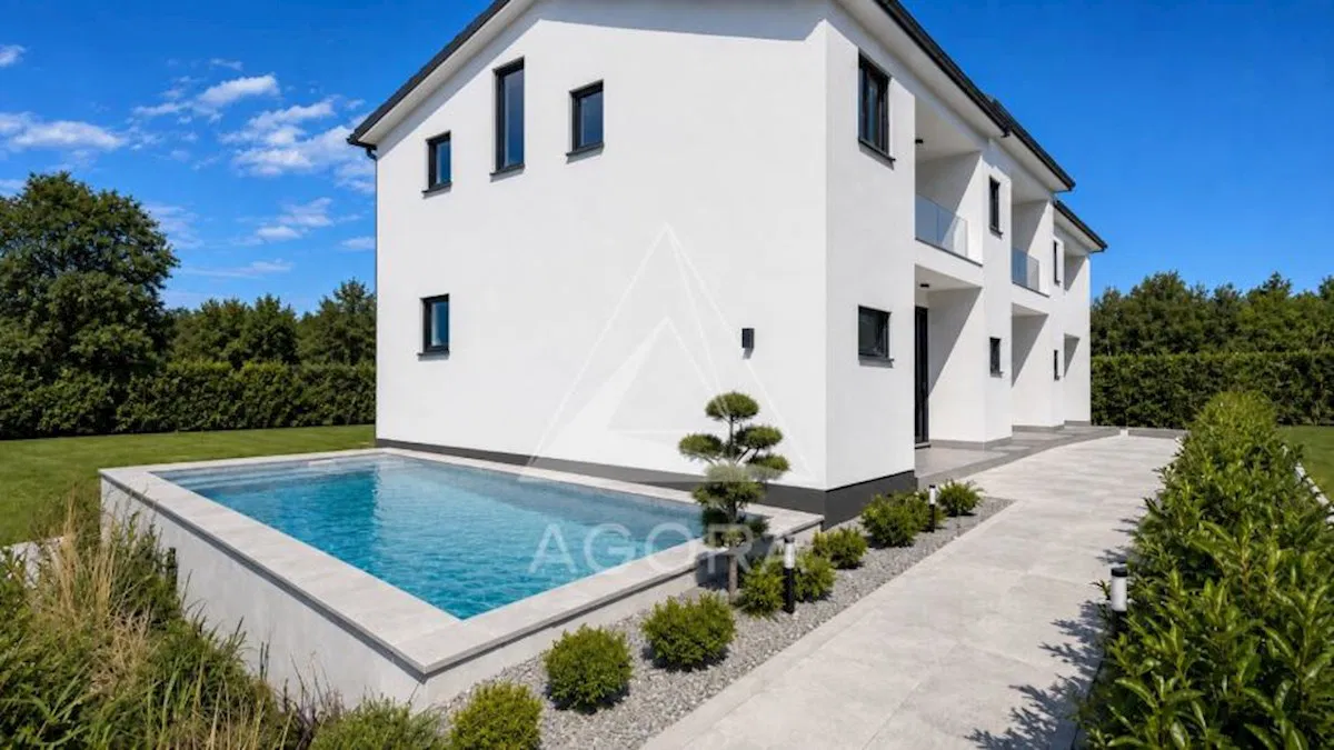 Ližnjan, dvoetažni stan 113 m² s vrtom i 2 parkirna mjesta, 800 m od m (prodaja)