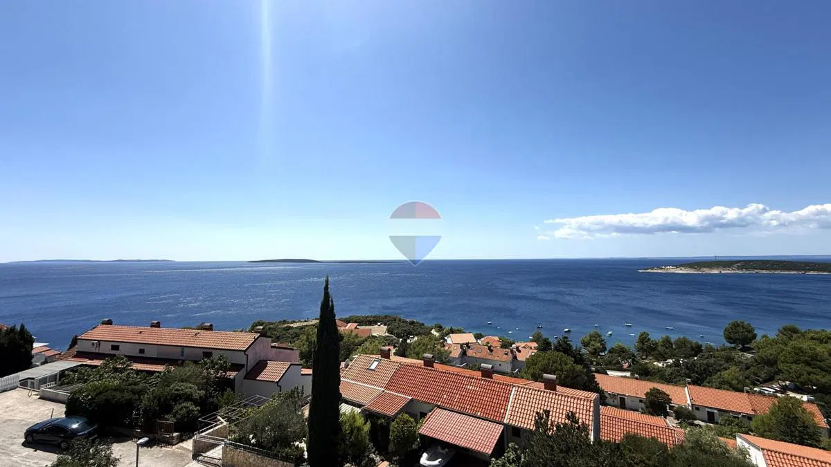 Cres, Miholašćica, Dvoetažni stan s balkonom