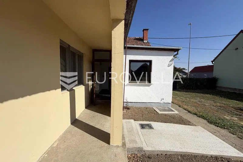 Đakovo, kuća i građevinsko zemljište 1007 m², fronta 19 m