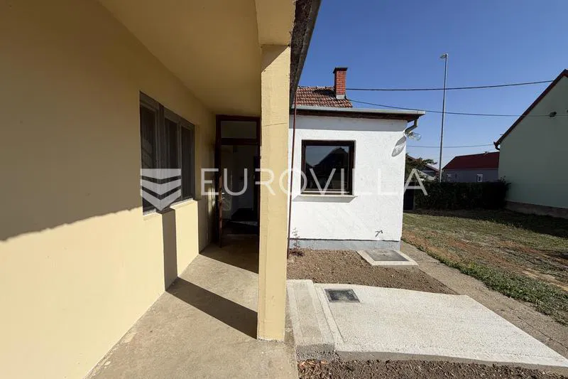Đakovo, kuća i građevinsko zemljište 1007 m², fronta 19 m