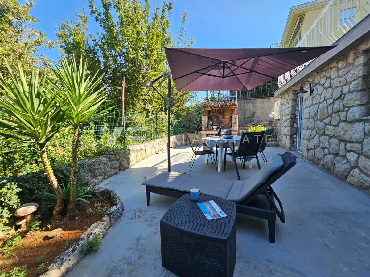 APARTMAN U PRIZEMLJU SA OKUĆNICOM NA SAMO 80 M OD PLAŽE