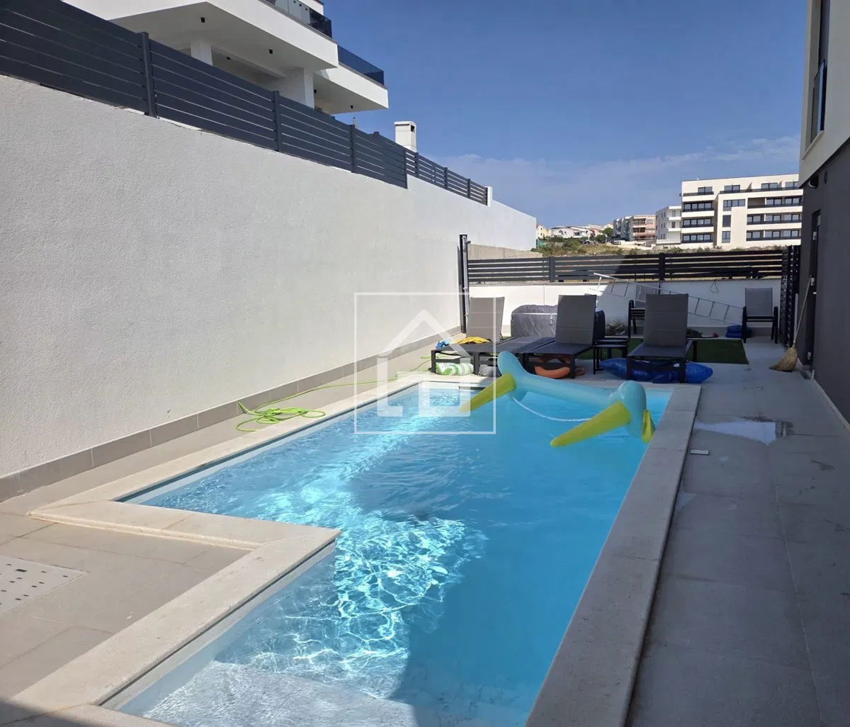 Kuća Moderna duplex kuća s bazenom i velikim vrtom — Povljana (blizu mora)