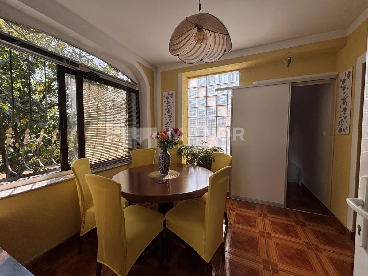 KASTAV – Samostojeća kuća s dva stana, pogledom na more i okućnicom od 650 m²