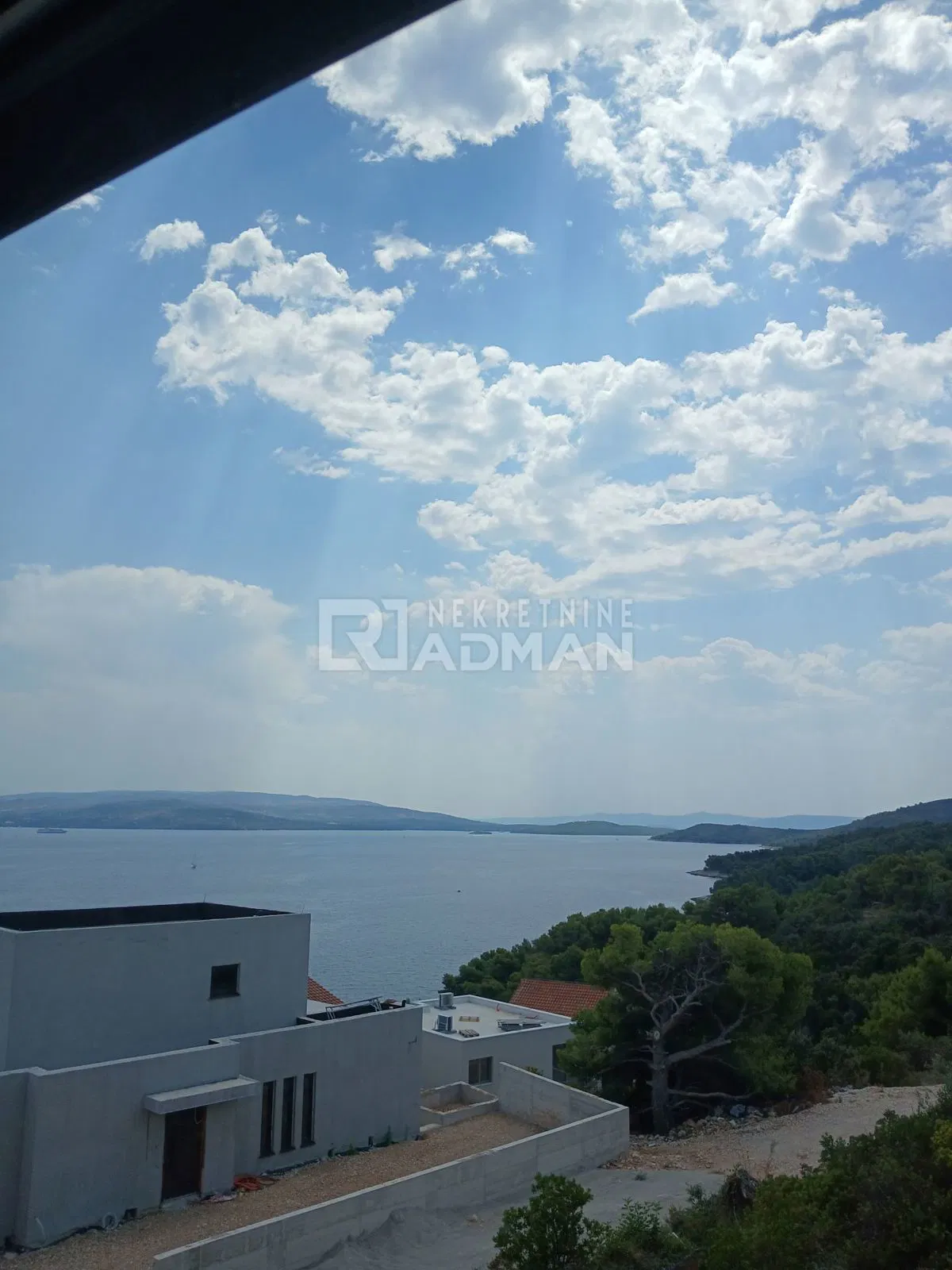 OTOK ŠOLTA -NOVOGRADNJA S BAZENOM