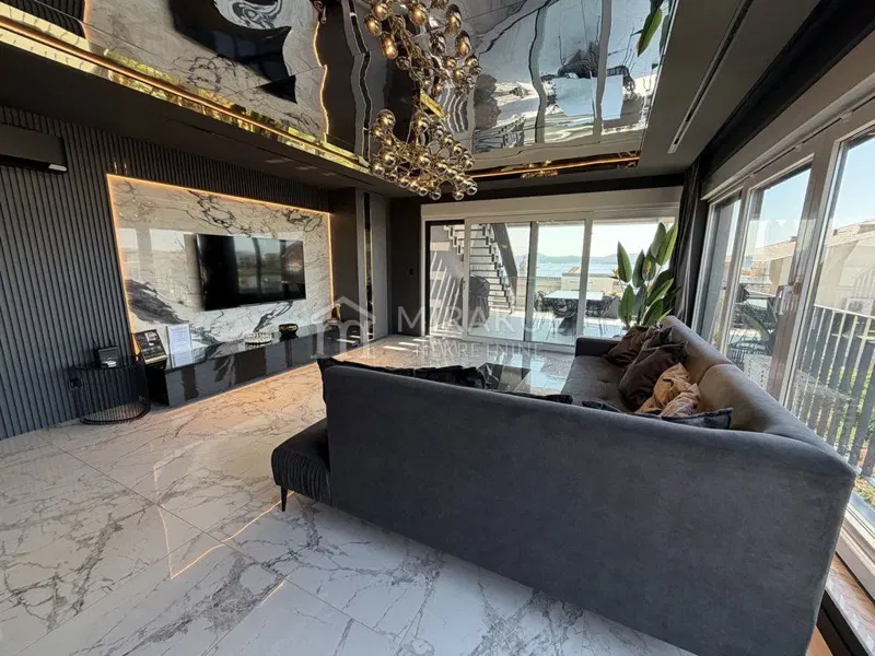 Nekretnine Sukošan, Luksuzni penthouse samo 50 m od plaže