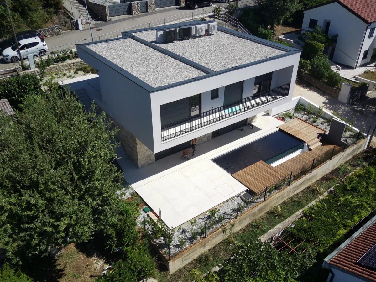 Njivice, otok Krk - moderna luksuzna vila z bazenom in pogledom na morje, 200 m od plaže