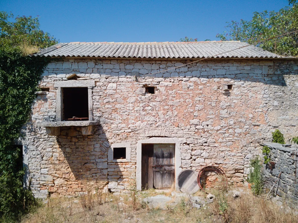 Stara istarska kuća za renovaciju na lokaciji gdje ćete pronaći mir