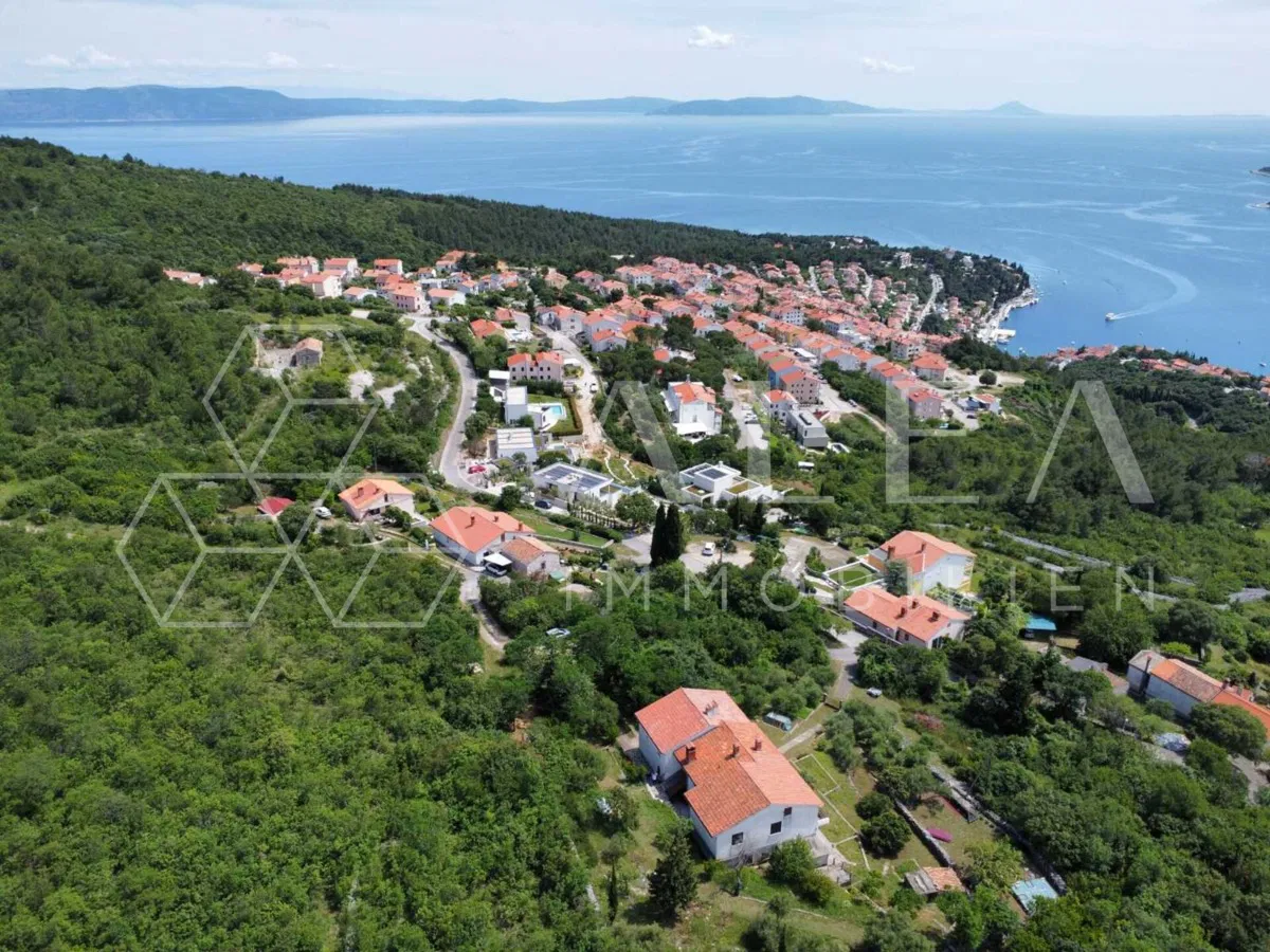 RABAC – GRAĐEVINSKO ZEMLJIŠTE OD 2.300 m² S KUĆOM I  OTVORENIM POGLEDOM NA MORE