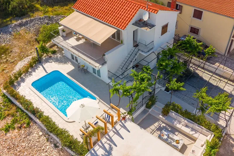 Moderna vila s bazenom