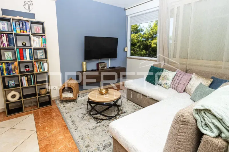 Podstrana, second row from the sea, two-bedroom apartment with an outdoor parking space and storage. – 2
