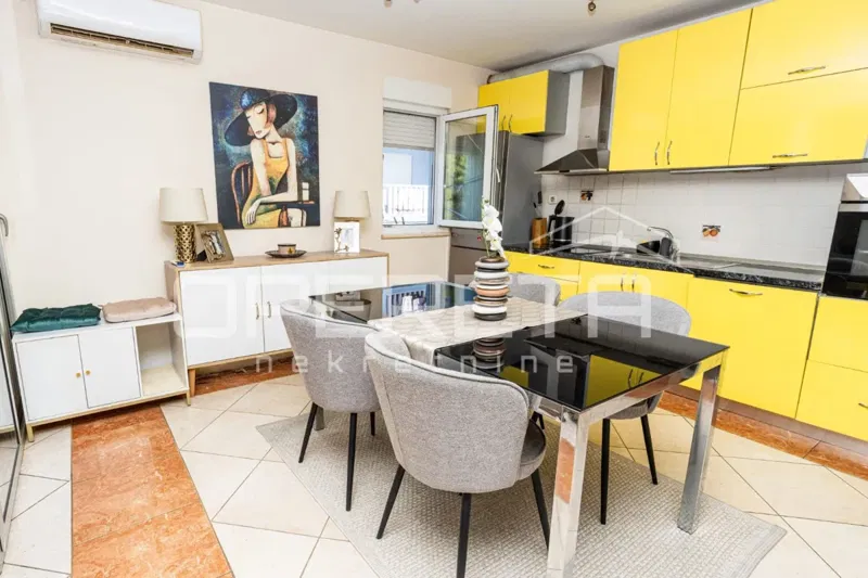 Podstrana, second row from the sea, two-bedroom apartment with an outdoor parking space and storage. – 3