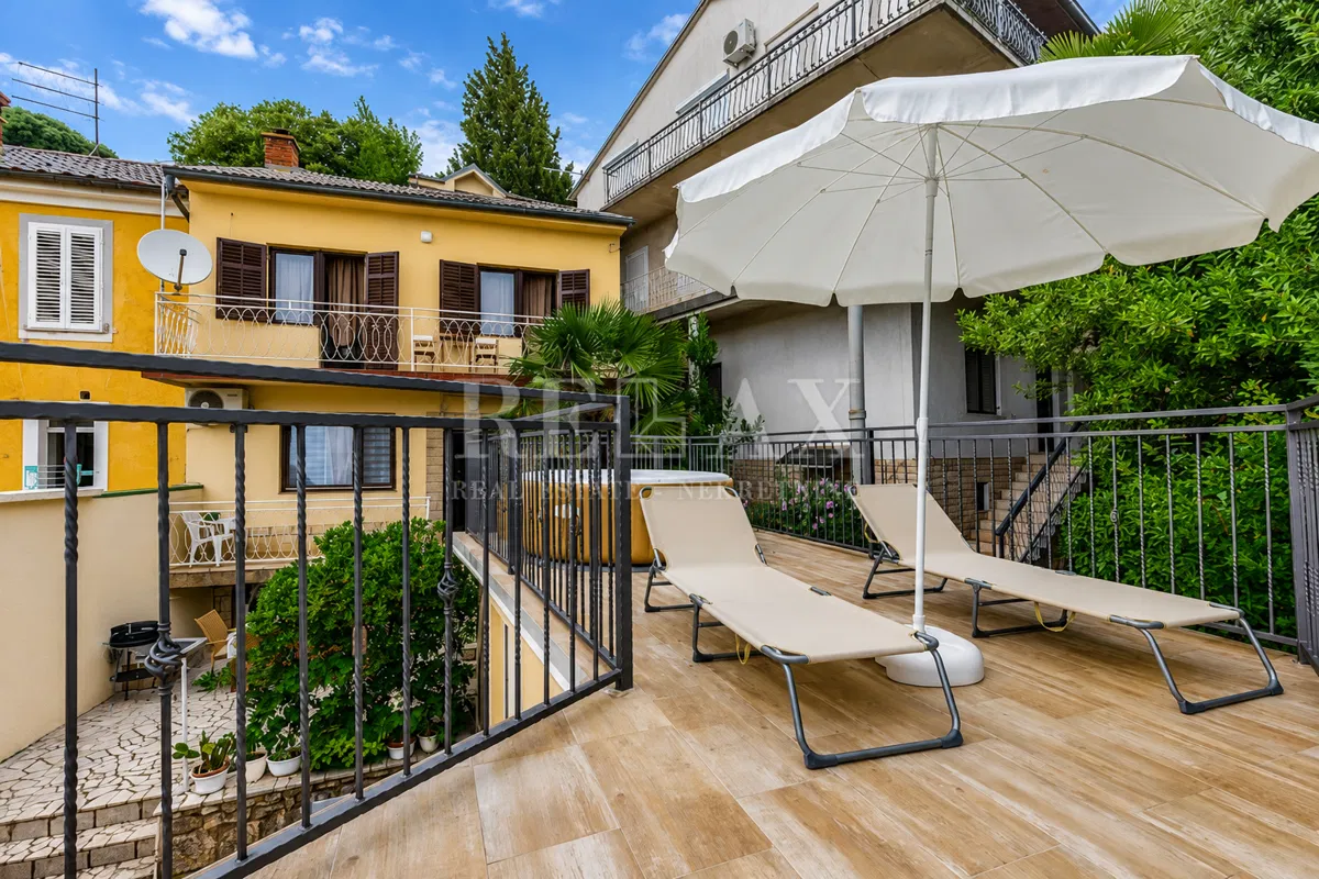 Novi Vinodolski – kuća u blizini centra i mora s parkingom