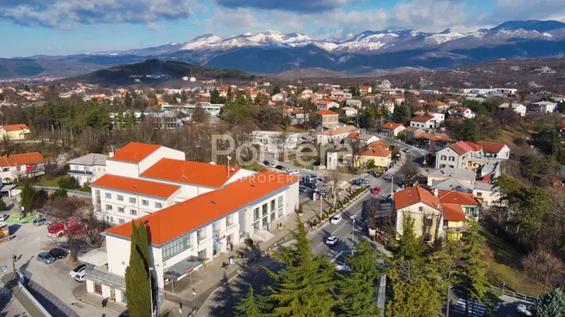 ČAVLE, stambeno-poslovna nekretnina s dva poslovna prostora i građevinskim zemljištem