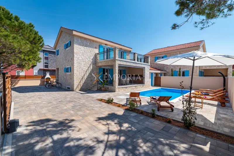 Privlaka – Namještena  kuća s bazenom, 200 m od mora