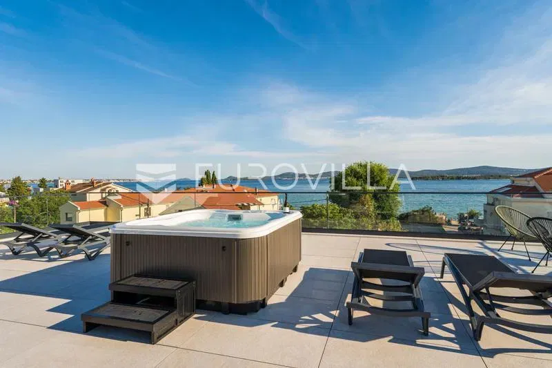 Zadar, Sveti Filip i Jakov, luksuzni dvoetažni penthouse s jacuzzijem, 2. red do mora
