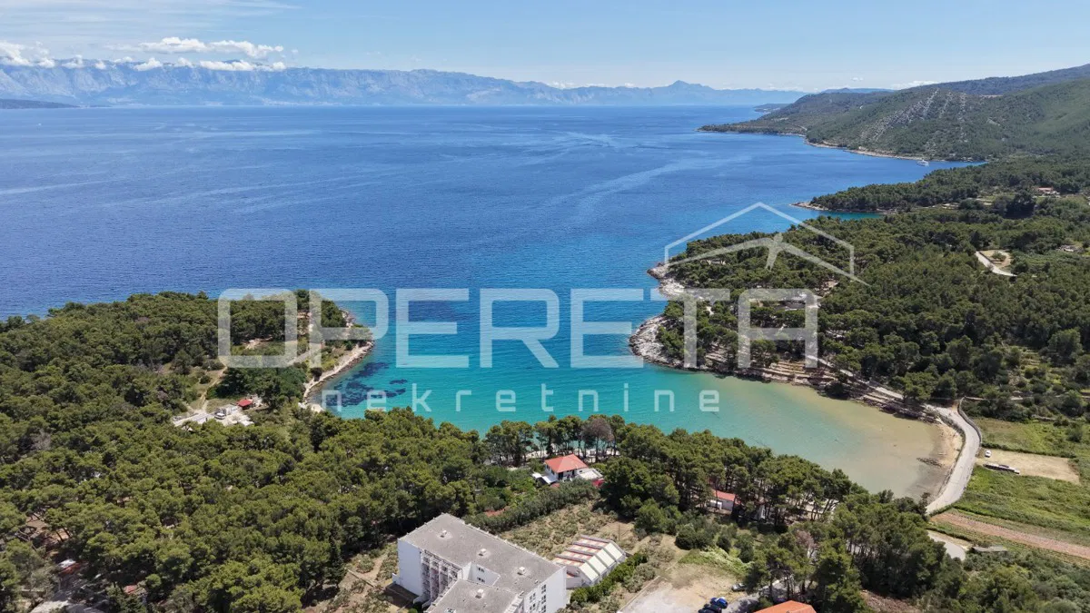Atraktivno građevinsko zemljište 2.100 m² u Jelsi na Hvaru