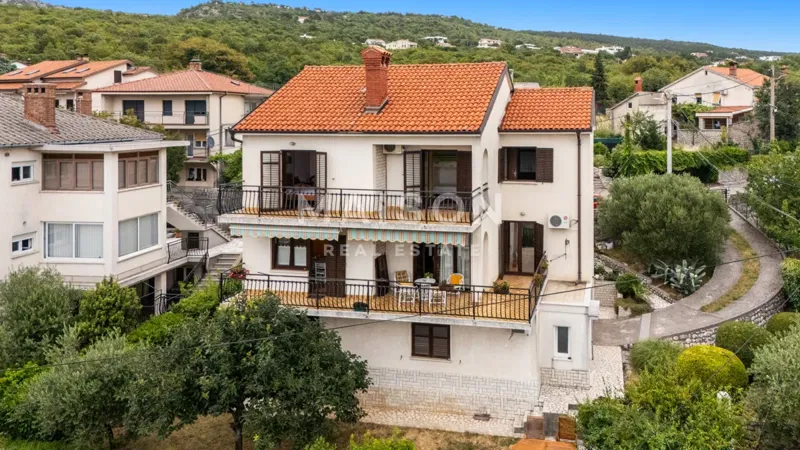 Obiteljska kuća s pogledom na more u Kostreni