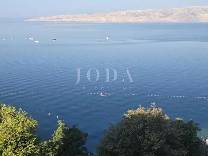 SENJ, stan u prvom redu do mora