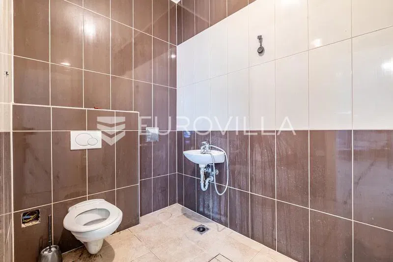Zagreb, Gornje Vrapče - Spacious 450 m² House for Accommodation of up to 40 Workers, Parking for Mul – 2