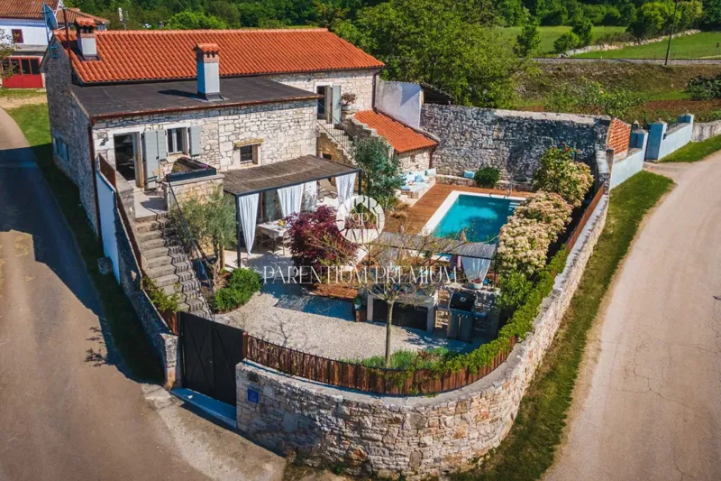 Közép-Istria, Felújított kővilla medencével