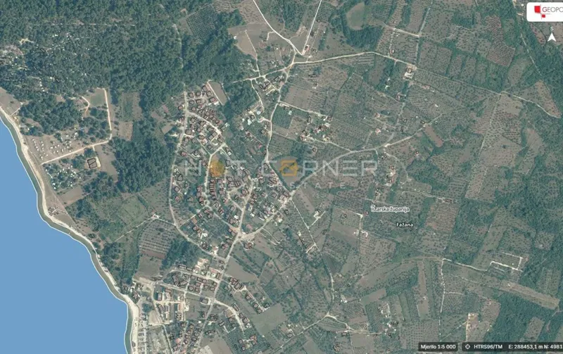 Fažana, prekrasno zemljište na 700 m od plaže za izgradnju vile ili duplex kuće