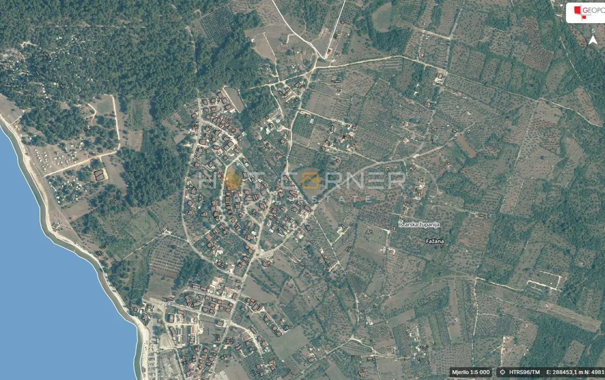 Fažana, prekrasno zemljište na 700 m od plaže za izgradnju vile ili duplex kuće