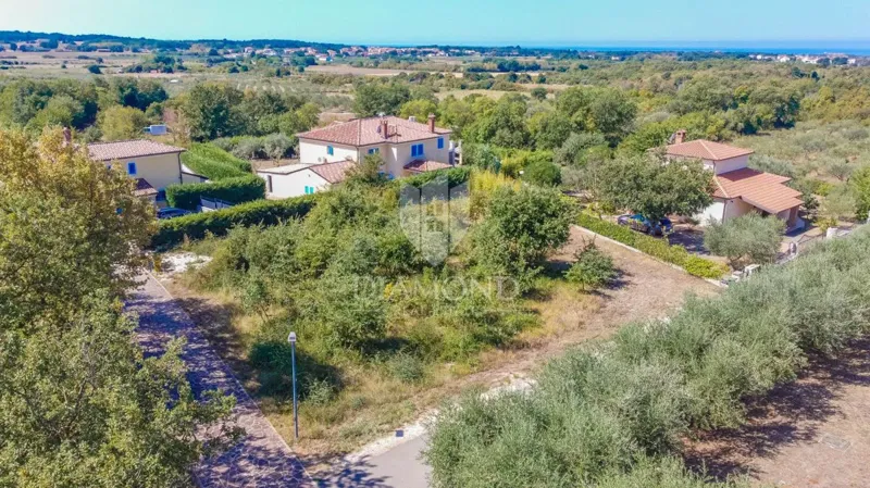 Umag, terreno soleggiato con vista mare vicino alla città!