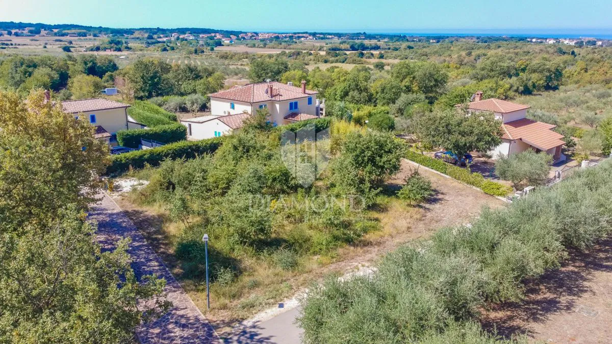 Umag, terreno soleggiato con vista mare vicino alla città!
