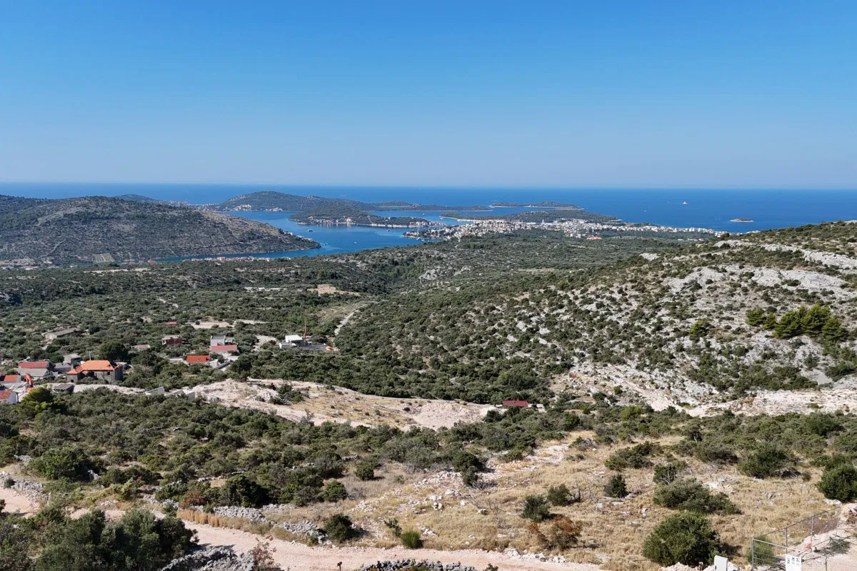 Baugrundstück mit Panoramablick aufs Meer