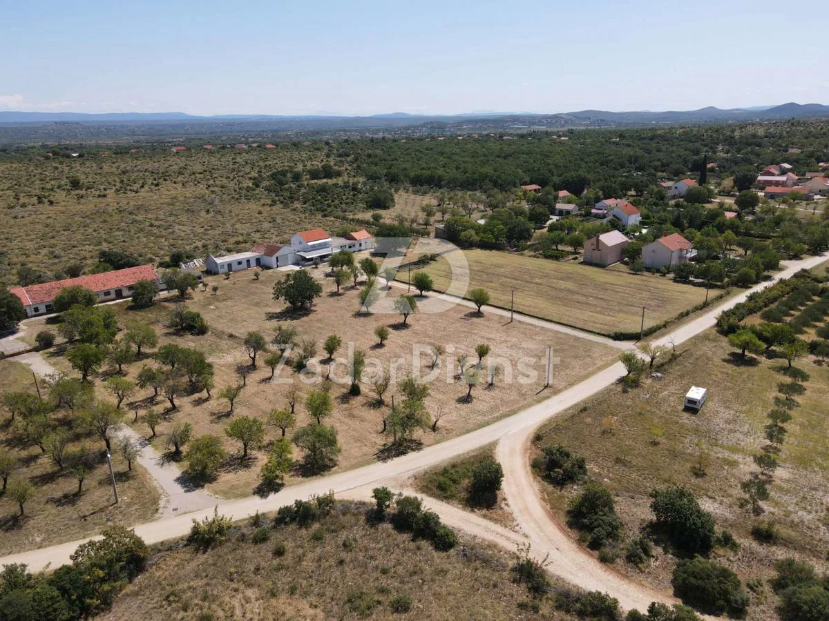 Terreno con grande potenziale in posizione eccellente a Tinj