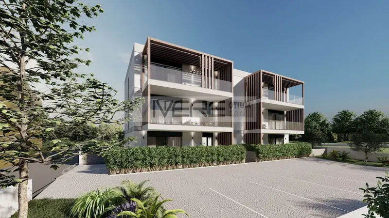 Moderni dvosobni apartman s privatnim vrtom samo 50 m od mora