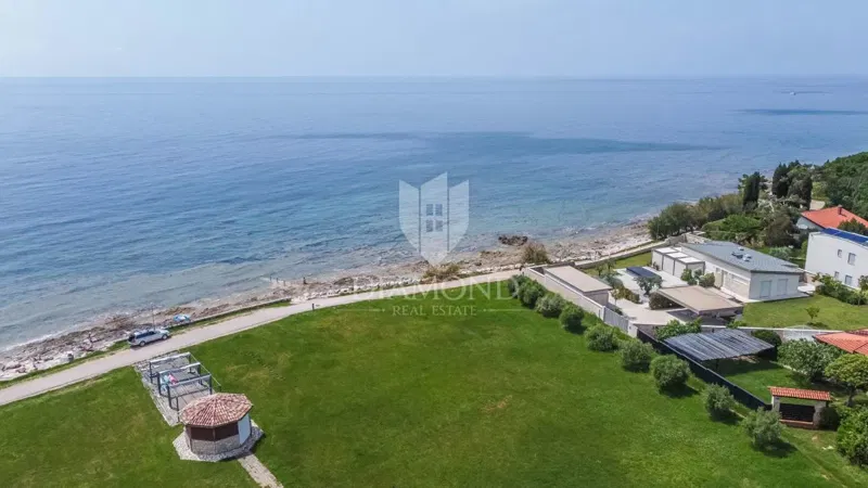 Umago e dintorni – Splendido terreno edificabile a soli 50 passi dalla spiaggia!