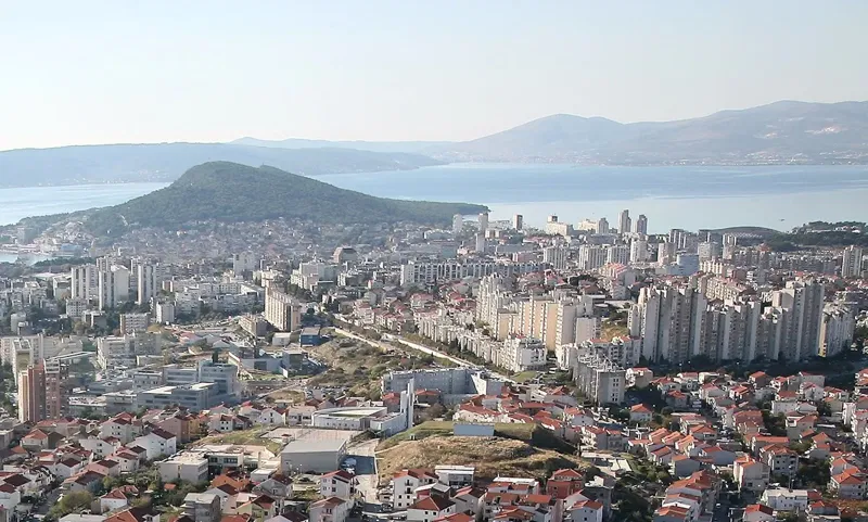 Split, Sućidar - dva stana s garažom, velikom spremom i podrumom