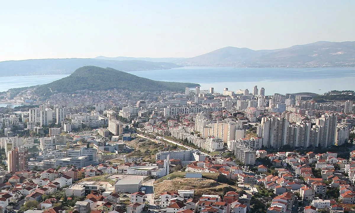 Split, Sućidar - dva stana s garažom, velikom spremom i podrumom